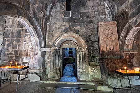 聖母マリア教会の入口（サナイン修道院）