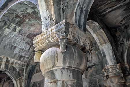 柱頭の彫刻（聖アメナプルキッチ教会のガヴィット）