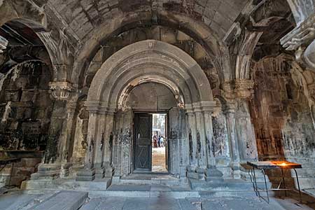 聖アメナプルキッチ教会への扉口