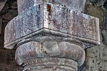 聖母マリア教会ガヴィット内の柱頭彫刻