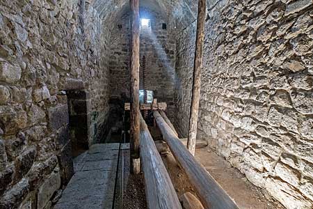 タテヴ修道院 Tatev Monastery 搾油所