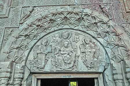 ノラバンク修道院　聖アストヴァツァツィン教会（一階墓所入口のタンパン）