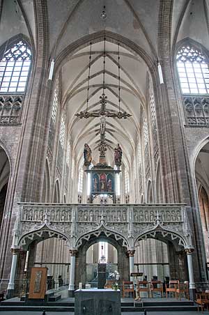 ルーヴェンの聖ペテロ教会の内陣障壁とキリストの磔刑像　Collegiale Sint-Pieterskerk