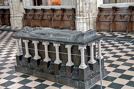 ルーヴェンの聖ペテロ教会内陣のブラバント公アンリ一世の墓　Collegiale Sint-Pieterskerk