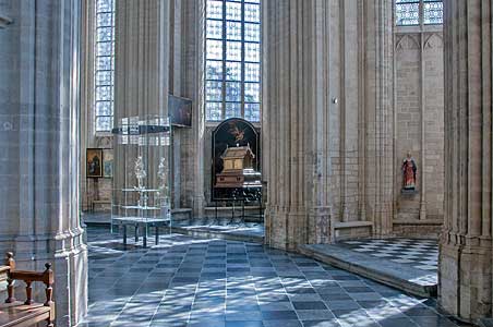 ルーヴェンの聖ペテロ教会の周歩廊と祭室　Collegiale Sint-Pieterskerk