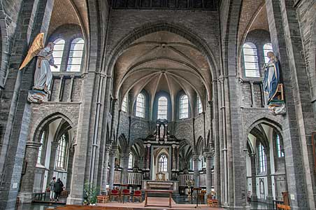 トゥルネーのサン・カンタン教会　グラン・プラス　ベルギー　Tournai