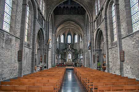 トゥルネーのサン・カンタン教会　グラン・プラス　ベルギー　Tournai