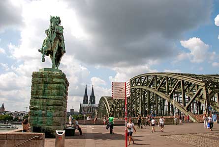 皇帝ヴィルヘルム1世像とホーエンツォレルン橋