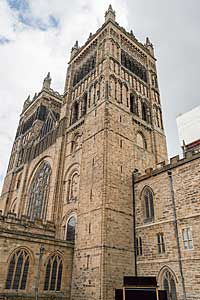 回廊から見る大聖堂の塔