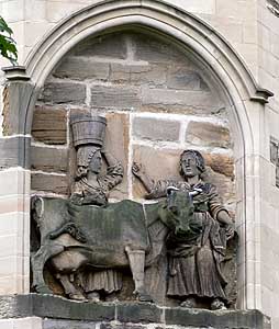 大聖堂建立の伝説を表す壁龕彫刻