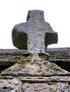 ポーチ上部の十字架