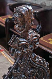 内陣聖職者席の木彫