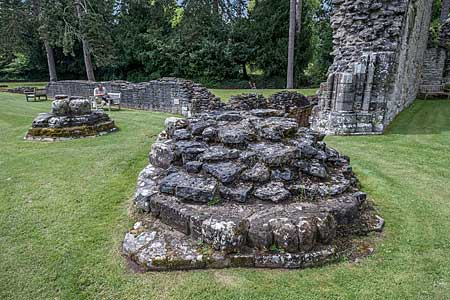 ウェンロック修道院付属教会跡の円柱礎石