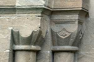 イフリーのセント・メアリー教会　北側の扉口の柱頭彫刻
