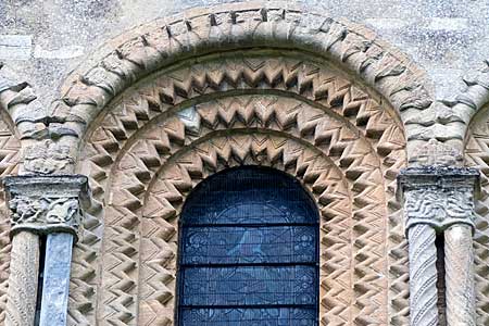 イフリーのセント・メアリー教会　西の扉口の彫刻西ファッサード上部のアーチ
