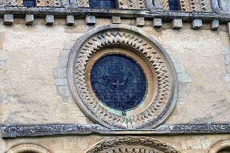 イフリーのセント・メアリー教会　西の扉口の彫刻西ファッサードの丸窓