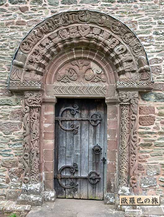キルペック教会　キルペックの聖母マリアと聖デイヴィット教区教会の南扉口の彫刻
