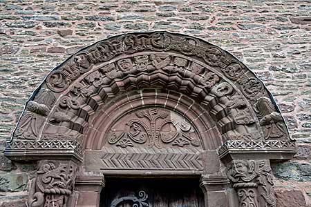 キルペック教会　キルペックの聖母マリアと聖デイヴィット教区教会の南扉口の彫刻