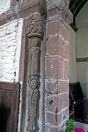 キルペック教会内部　内陣アーチの聖人像
