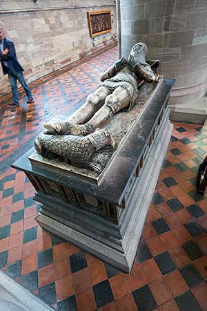 ヘレフォード大聖堂の南側廊　Hereford Cathedral　騎士 Richard Pembridge の墓