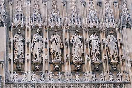 グロスター大聖堂　Sculptures above the entrance to Gloucester Cathedral