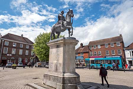 ピーターズフィールドの広場に建つウイリアム三世の騎馬像The statue of King William III in the The Square
