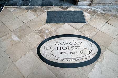 チチェスター大聖堂北翼廊　グスタフ・ホルストの墓