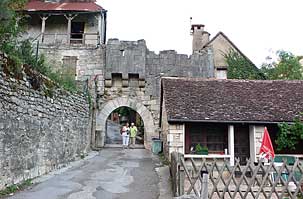 下の門（Porte Basse）　ロカマドゥールの旧市街　la cité médiévale de Rocamadour  