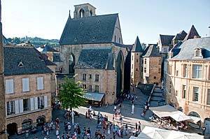 リベルテ広場と旧サント・マリー教会　Place de la Liberté