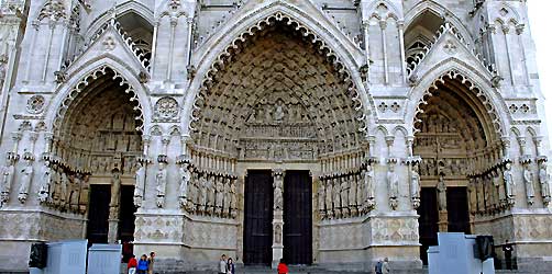 「聖フィルマンの扉口」（左）　「最後の審判の扉口」（中央）　「聖母マリアの扉口」（右）