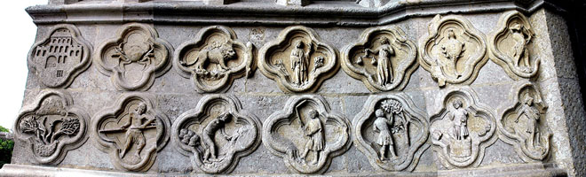 フィルマンの扉口左側腰石部分のレリーフ「月々の仕事」（６月から１１月まで）