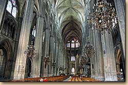 フランスの旅 ブールジュ大聖堂の内部 Cathedrale St Etienne サン テティエンヌ大聖堂 Cathedrale St Etienne サン エティエンヌ大聖堂 ゴシック大聖堂 ユネスコ世界遺産