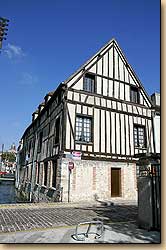 プロヴァン下町の古い家並み　Maison historique à la basse-ville de Provins