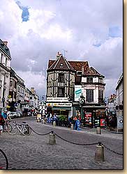 シャルル・シュリュグ広場（Place Charles Surugue）　オーセール Auxerre