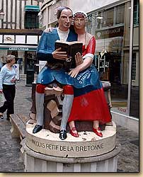 作家レチフ・ド・ラ・ブルトンヌ（Retif de la Bretonne）の像　オーセール Auxerre