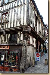 フェコドゥリー通りの柱頭彫刻　オーセール　Poteaux corniers sculptés（Rue Fécauderie） Auxerre
