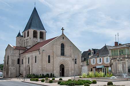 ショーヴィニーのノートルダム教会　フランス　Chauvigny　France