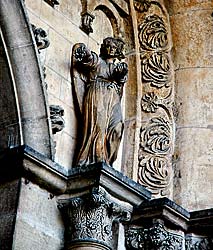 サン・ベニーニュ大聖堂扉口の彫刻