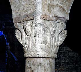 クリプトの柱頭彫刻 Chapiteau de la crypte