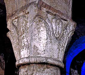 クリプトの柱頭彫刻 Chapiteau de la crypte