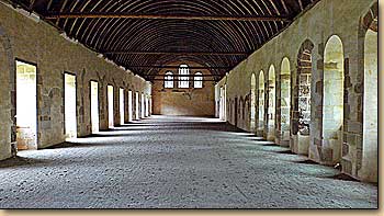 フォントネー修道院の共同大寝室　le dortoir (L'Abbaye de Fontnay)