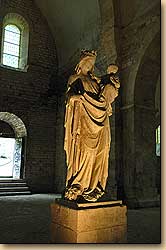 フォントネー修道院の付属教会の聖母子像　(L'église abbatiale)
