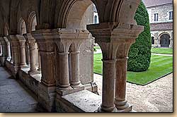 フフォントネー修道院の回廊 Le cloître(L'Abbaye de Fontnay)