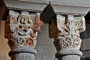 ノートルダム・デュ・ピュイ大聖堂内の柱頭彫刻
