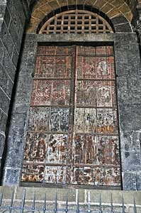 ノートルダム・デュ・ピュイ大聖堂ファッサードの木の扉