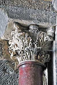 ファッサードの柱頭彫刻
