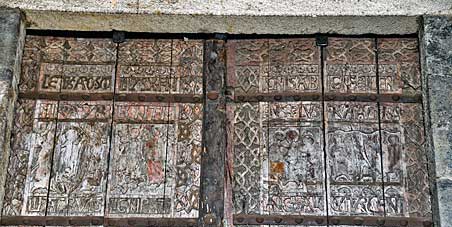 ノートルダム・デュ・ピュイ大聖堂ファッサードの木の扉（上段）