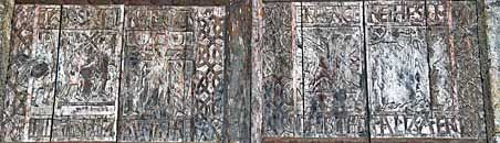 ノートルダム・デュ・ピュイ大聖堂ファッサードの木の扉（中段）