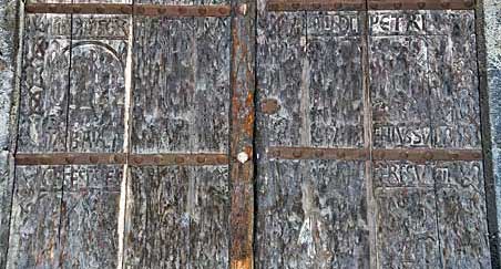 ノートルダム・デュ・ピュイ大聖堂ファッサードの木の扉（下段）