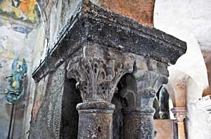 サン・ミシェル・デギュイユ礼拝堂内部の柱頭彫刻